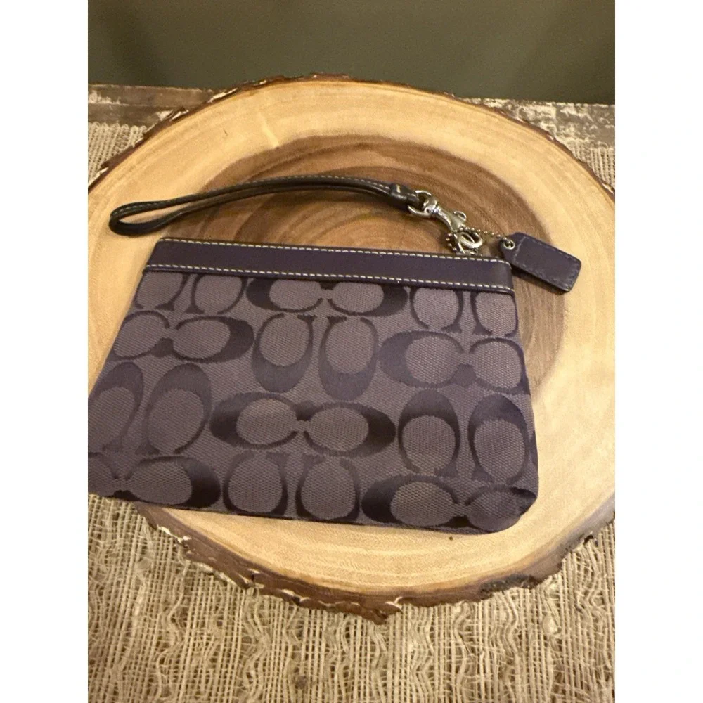 COACH SIGNATURE COLLECTION PURPLE WOVEN JACQUARD  PLEADED ZIP WRISTLET RARE